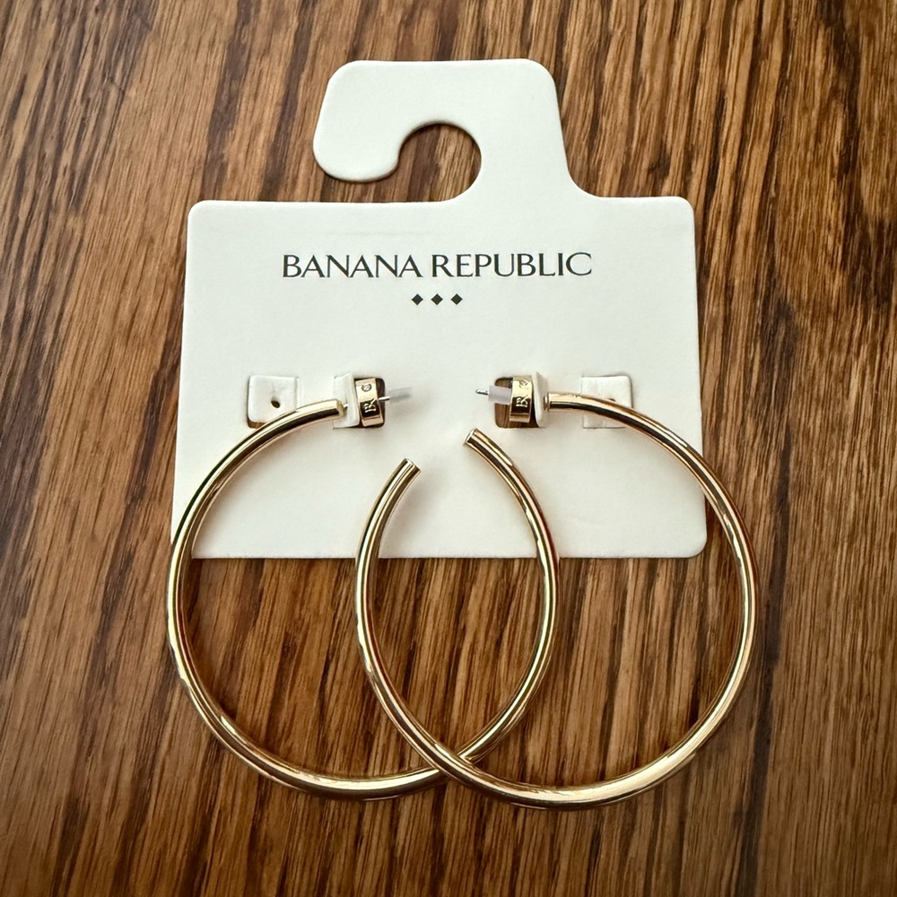 ⭐️ Beautiful Gold Hoop Earrings ⭐️